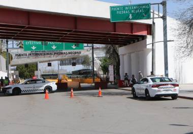 Elementos de la Guardia Nacional vigilan el acceso al Puente Internacional Número Uno en Eagle Pass.