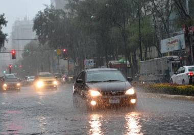 El ingreso de humedad proveniente del océano Pacífico, golfo de México y mar Caribe, originará lluvias y chubascos en estados del occidente, sur y sureste de México.