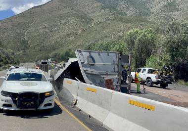 Elementos de la Guardia Nacional tomaron conocimiento del accidente y realizaron labores de abanderamiento en la carretera.