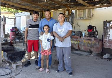 Las vulkas de un pueblo que son atendidas por sordomudos. Una historia sobre ruedas.