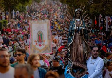 Millones de peregrinos devotos a la Virgen de Guadalupe visitan la Basílica de Guadalupe con motivo del aniversario 493 de la aparición de la virgen en el Cerro del Tepeyac.