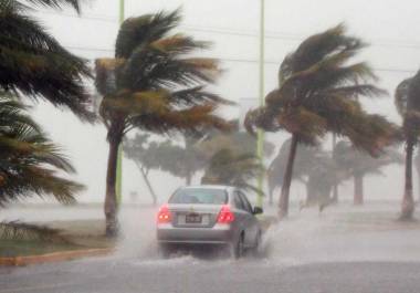 El huracán Simón se fortalece frente al Pacífico mexicano y podría alcanzar la categoría 4. Guerrero, Michoacán, Colima y Jalisco esperan lluvias intensas, oleaje elevado y fuertes rachas de viento.