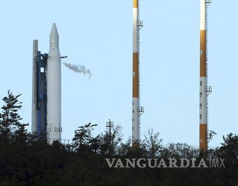 Corea del Norte instala la última fase del cohete que lanzará este mes