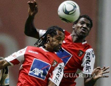 Futbolistas pueden sufrir daño cerebral por golpear balón con la cabeza