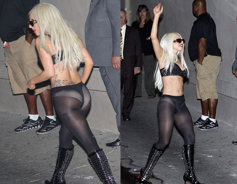 Lady Gaga saluda a fans ropa interior