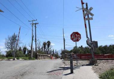 A pesar de contar con plumas y señalización, la infraestructura para alertar a los conductores permanece desactivada.