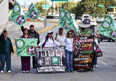 Trabajadores y jubilados del IMSS se manifiestan sobre los carriles centrales del Periférico para exigir un sueldo digno, insumos y abasto de medicamentos.