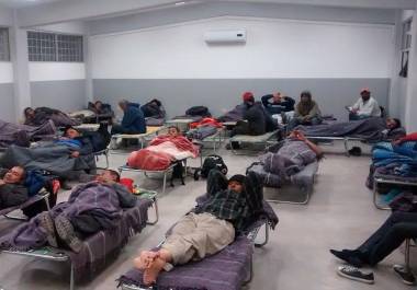 Personas en situación de calle reciben resguardo y alimentos en refugios temporales de la región norte.
