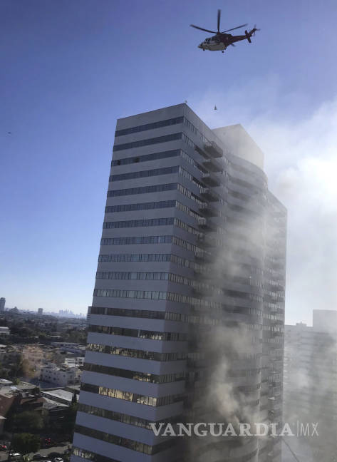 $!Bomberos logran controlar un incendio en un edificio residencial de 25 pisos en Los Ángeles