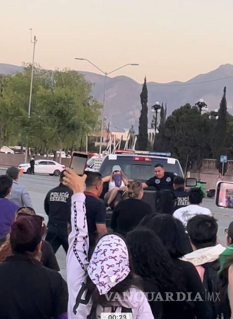 $!Una joven acompañó a una mujer transgénero durante la marcha del 8M en Saltillo, en medio de un ambiente de solidaridad y resistencia ante las detenciones.