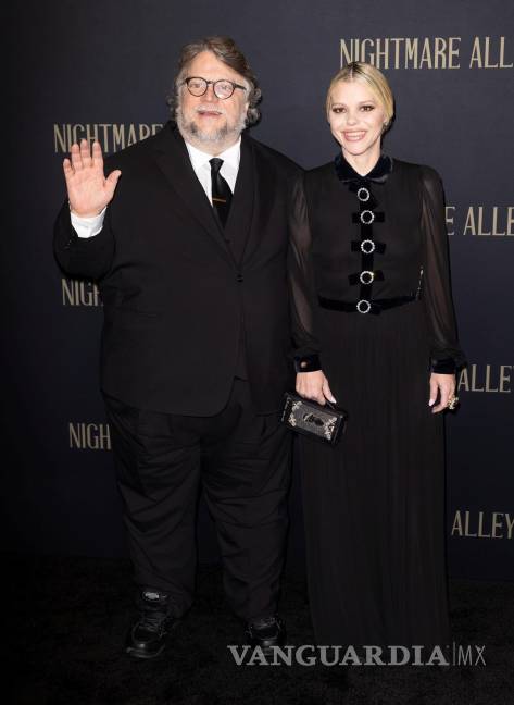 $!El director Guillermo Del Toro (izq.) y la escritora Kim Morgan (der.) en la alfombra roja en el estreno de la película ‘Nightmare Alley’ en Nueva York. EFE/EPA/Justin Line