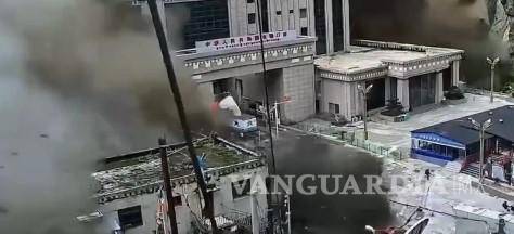$!Imágenes desgarradoras muestran el momento en que una inundación azota la frontera entre China y Nepal, dejando hasta el momento 95 muertos y cientos de desaparecidos