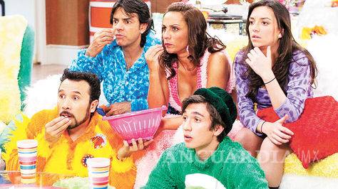 $!Las sandalias ‘furry’ de Rihanna ahora en color gris