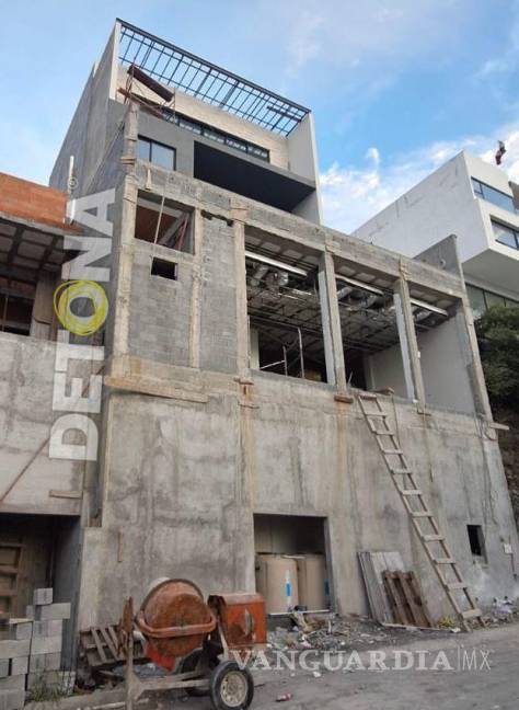 $!Con el Cerro de La Silla a sus espaldas, la nueva casa de Héctor García tiene 5 niveles.