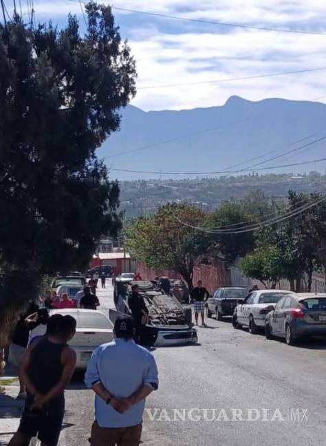 $!El Volkswagen Vento terminó volcado tras impactar un vehículo estacionado en la colonia Del Bosque.