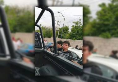 Los detenidos por el ataque a la Secundaria 13 fueron trasladados en una unidad de seguridad,; la Fiscalía de Coahuila integra la carpeta de investigación para definir su situación legal.