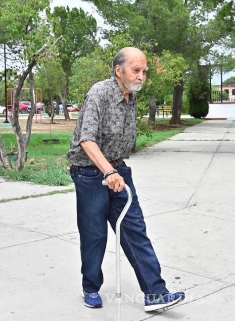 $!Mientras muchos jóvenes optaron por el ocio, don Salvador acudió a votar convencido de que la participación ciudadana es la vía para cambiar al país.