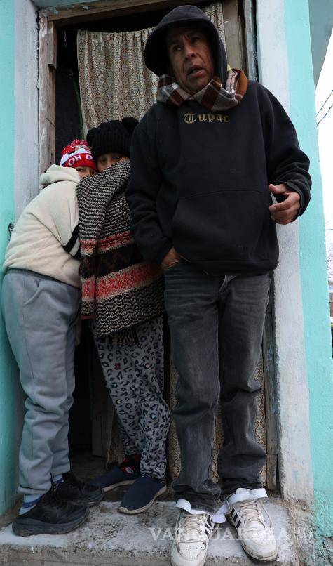 $!A pesar de las bajas temperaturas y la falta de ingresos, trabajadores ladrilleros se apoyan en la comunidad para sobrellevar la temporada invernal.