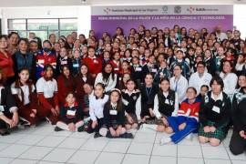Alumnos de siete escuelas participaron en la Feria Municipal de la Mujer y la Niña en la Ciencia y Tecnología.