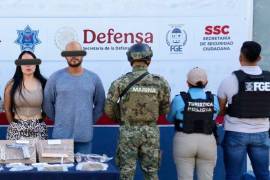 Dos personas fueron detenidas y se aseguraron drogas, un arma de fuego, dinero en efectivo y un vehículo durante un operativo realizado por la Fiscalía General del Estado (FGE) de Quintana Roo.