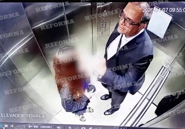 Un video obtenido por REFORMA muestra a dicho habitante accediendo al elevador con una mujer de unos 20 años.