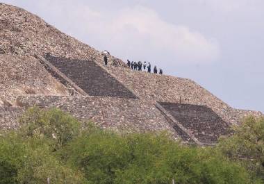Los guías se apresuraron también a llamar a los transportes para que se acercaran con rapidez y pudieran refugiar a los turistas.