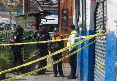 Policías resguardan un comercio asaltado en Naucalpan, Estado de México.