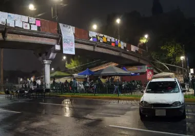 El bloqueo estudiantil continúa sobre el bulevar Venustiano Carranza, mientras la institución busca alcanzar acuerdos con los manifestantes.