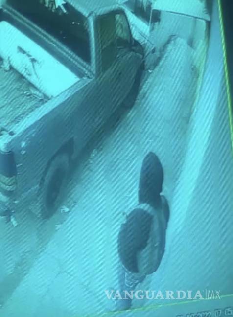 Ladrón se lleva camioneta estacionada en Saltillo, cámara de seguridad lo capta (video)