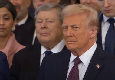 Trump se dirige a la Casa Blanca para una ceremonia en la Oficina Oval.