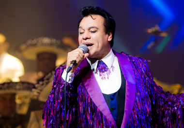 El nuevo documental Juan Gabriel: «Juan Gabriel: Debo, puedo y quiero» revela que el icono de la canción mexicana fue víctima de abuso sexual cuando tenía 13 años.