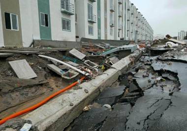 Banquetas partidas, pavimento hundido y redes de servicios destrozadas es el saldo tras las tormentas en el complejo.