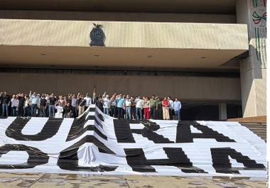 Organizaciones civiles y empresariales protestaron ayer afuera del Congreso de Sinaloa.