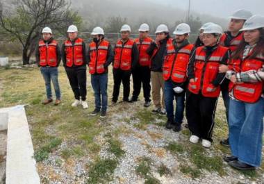 En Saltillo, AgSal, una empresa con participación tanto pública como privada es la encargada de asegurar la calidad y distribución del agua en la ciudad.