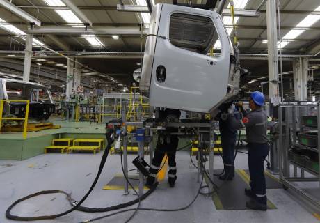 Más allá de los apagones, que hasta ahora no han afectado su producción, a los fabricantes de vehículos pesados les preocupa la falta de mano de obra para la manufactura.