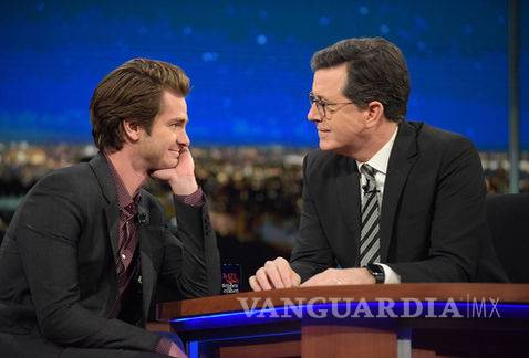 Andrew Garfield no para ¡Ahora besa a Stephen Colbert!