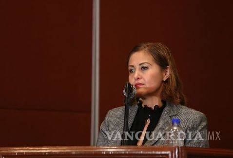 Eva Cadena pide renuncia de 3 servidores por publicar memes en su contra