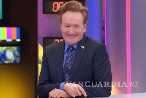 $!Vicente Fox le regala a Conan botas con el lema 'No fucking wall'
