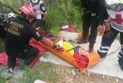 Discute con su esposa y se lanza de auto hacia un barranco en Monterrey