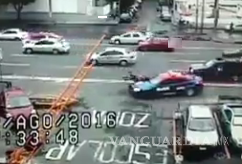 VIDEO: Patrulla arrolla a dos mujeres en Tlatelolco