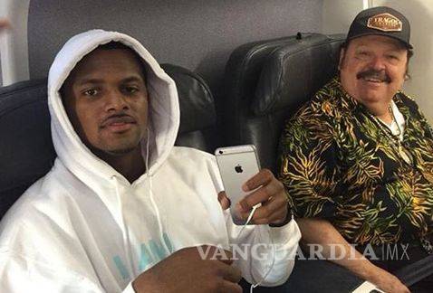 Ramón Ayala presume foto con Deshaun Watson