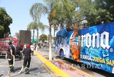 $!'Arde' camión en festejo del Santos