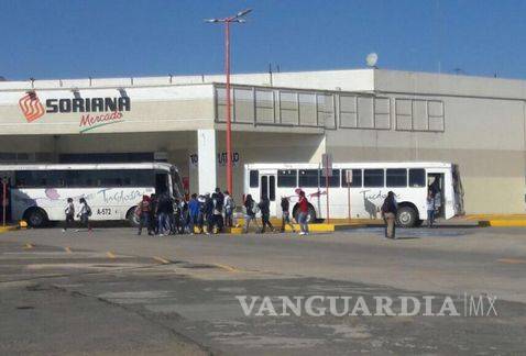 Normalistas toman casetas y cierran carreteras en Oaxaca