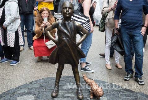 Colocan estatua de un perro orinando a la niña de bronce en NY