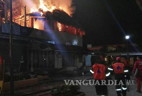 $!Incendio consume bares en Ixtapa Zihuatanejo