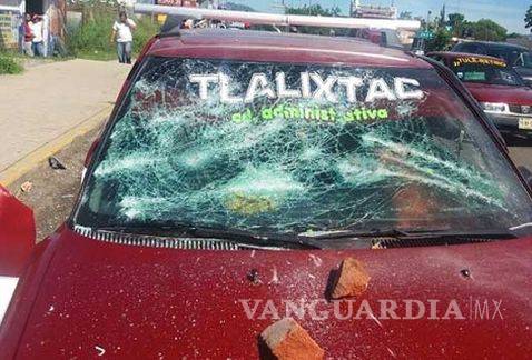 Se enfrentan taxistas y transportistas en Oaxaca