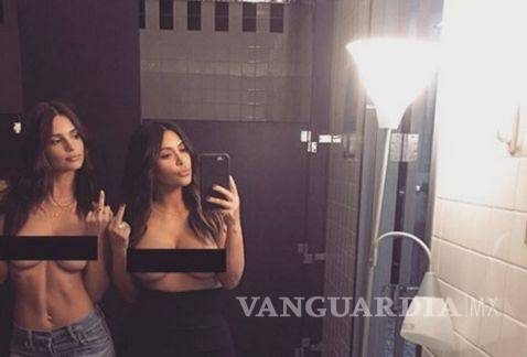 Kim Kardashian y Emily Ratajkowski posan en 'topless'