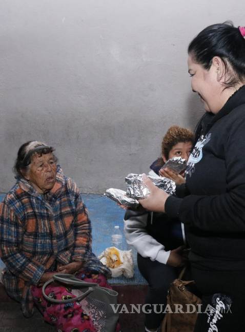 $!Nancy Guadalupe Salas, emocionada por la aprobación de su visa, adelanta su compromiso de regalar taquitos, llevando consuelo a las familias en el hospital.