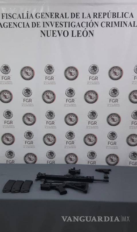 $!Tras una revisión, al presunto se le encontró diverso material bélico, informaron las autoridades