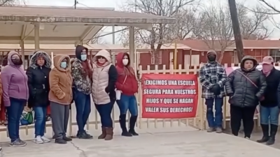 Padres de familia cerraron la primaria “Lázaro Cárdenas” ante el temor por las agresiones que han sufrido sus hijos dentro del plantel.